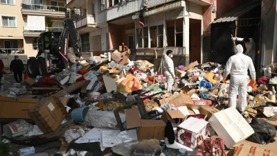 İzmir’in Karabağlar ilçesinde çevre sakinlerinin dayanılmaz koku ve böcek istilası