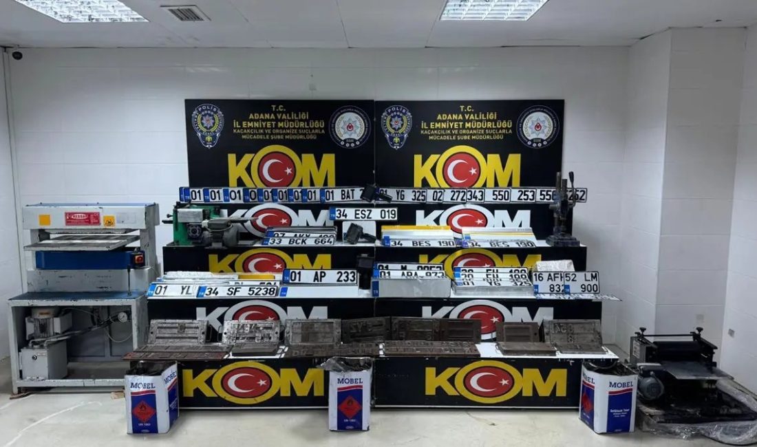 Adana’da polis ekiplerinin sahte “APP” plaka basımı yapan merdiven altı