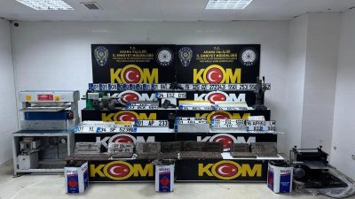 Adana’da polis ekiplerinin sahte “APP” plaka basımı yapan merdiven altı