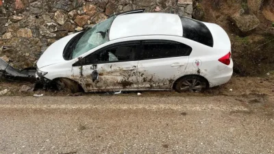 Bursa’nın İnegöl ilçesinde seyir halindeki bir otomobilin kontrolden çıkarak istinat