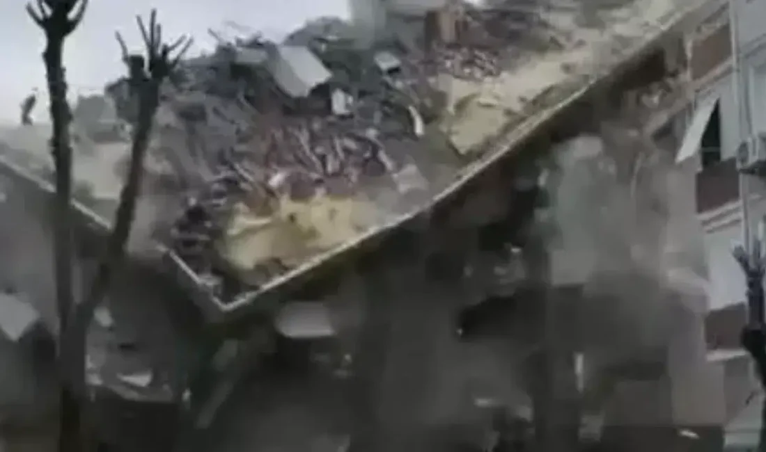 İstanbul Avcılar’da kentsel dönüşüm çalışmaları kapsamında boşaltılan 5 katlı bir