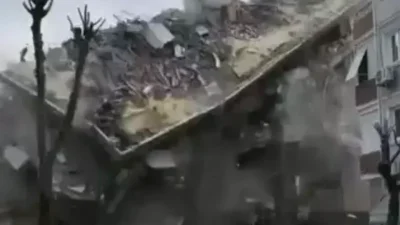 İstanbul Avcılar’da kentsel dönüşüm çalışmaları kapsamında boşaltılan 5 katlı bir