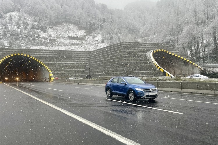 Bolu, Ramazan Bayramı’nın ilk gününe sürpriz bir kar yağışıyla merhaba