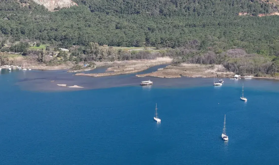 Muğla’nın turizm merkezi Marmaris’te denizin kıyıdan yaklaşık 5 metre çekilmesiyle