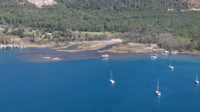 Muğla’nın turizm merkezi Marmaris’te denizin kıyıdan yaklaşık 5 metre çekilmesiyle