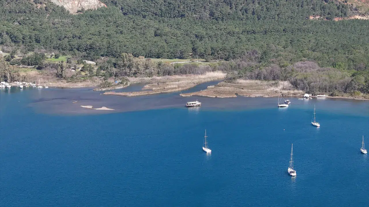 Muğla’nın turizm merkezi Marmaris’te denizin kıyıdan yaklaşık 5 metre çekilmesiyle