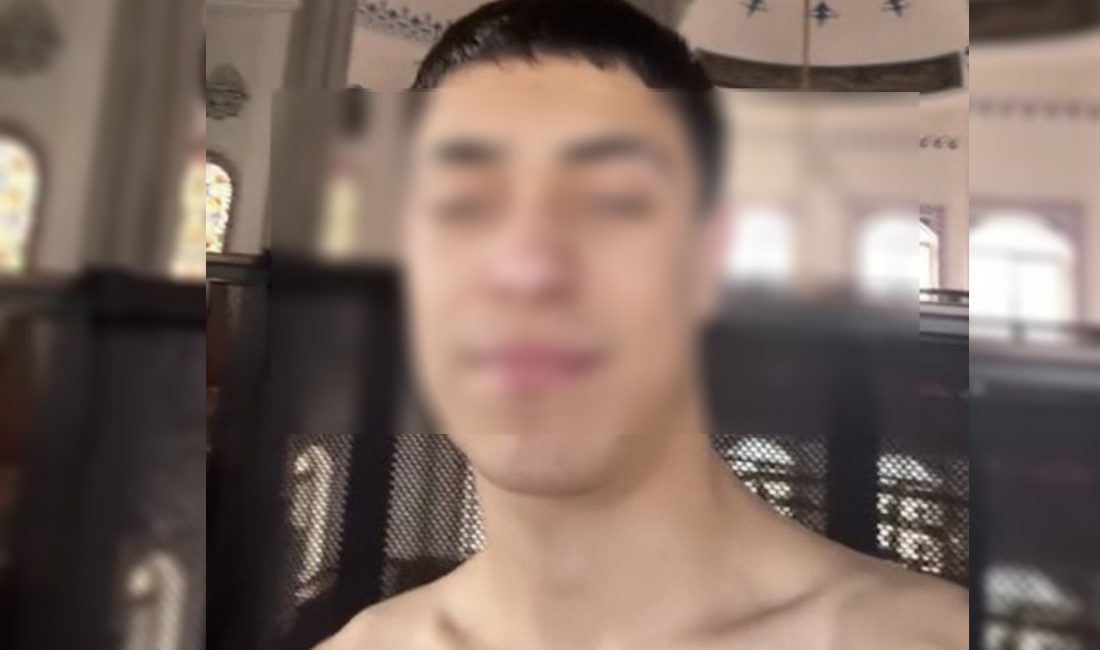 Bursa’nın İnegöl ilçesinde bir cami içerisinde belden yukarısı çıplak şekilde