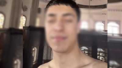 Bursa’nın İnegöl ilçesinde bir cami içerisinde belden yukarısı çıplak şekilde