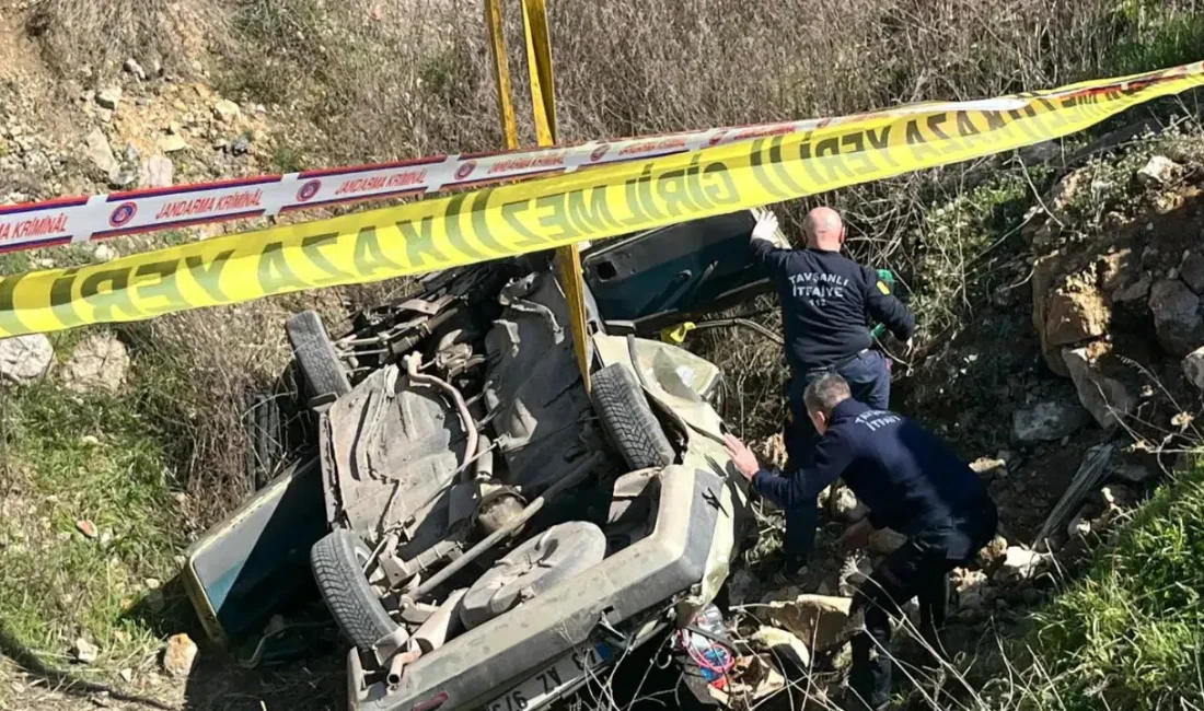 Kütahya’nın Tavşanlı ilçesinde kontrolden çıkan bir otomobilin savrularak yol kenarındaki