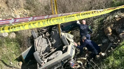 Kütahya’nın Tavşanlı ilçesinde kontrolden çıkan bir otomobilin savrularak yol kenarındaki
