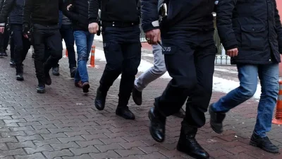 Adana’da emniyet güçlerinin düzenlediği nefes kesen operasyonla, uyuşturucu ticareti ve