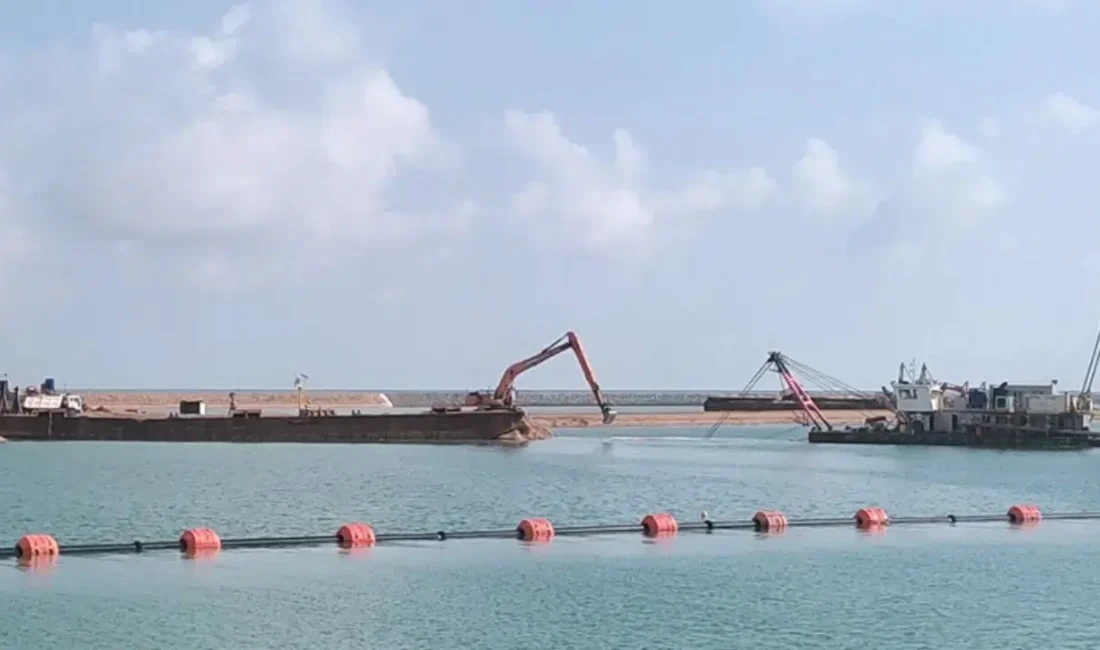 Irak’ın güneyindeki stratejik öneme sahip Basra Limanı yakınlarında iki yabancı