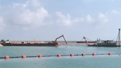 Irak’ın güneyindeki stratejik öneme sahip Basra Limanı yakınlarında iki yabancı