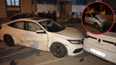 Elazığ’da iki otomobilin çarpışmasıyla başlayan ve park halindeki araçlara sıçrayan