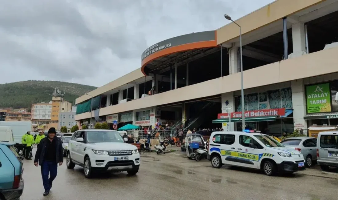 Burdur’un Bucak ilçesinde pazar yerinin ortasında çıkan tartışma bir anda