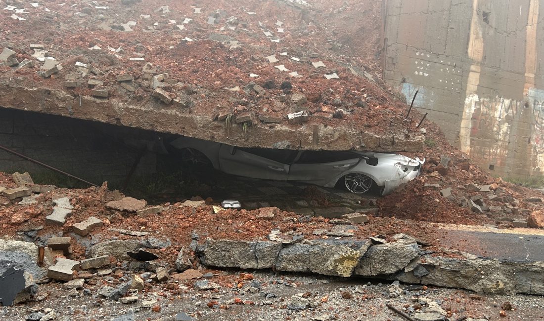 İstanbul Maltepe’de bir okulun 7 metrelik istinat duvarı büyük bir