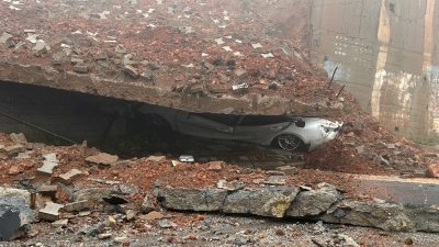 İstanbul Maltepe’de bir okulun 7 metrelik istinat duvarı büyük bir