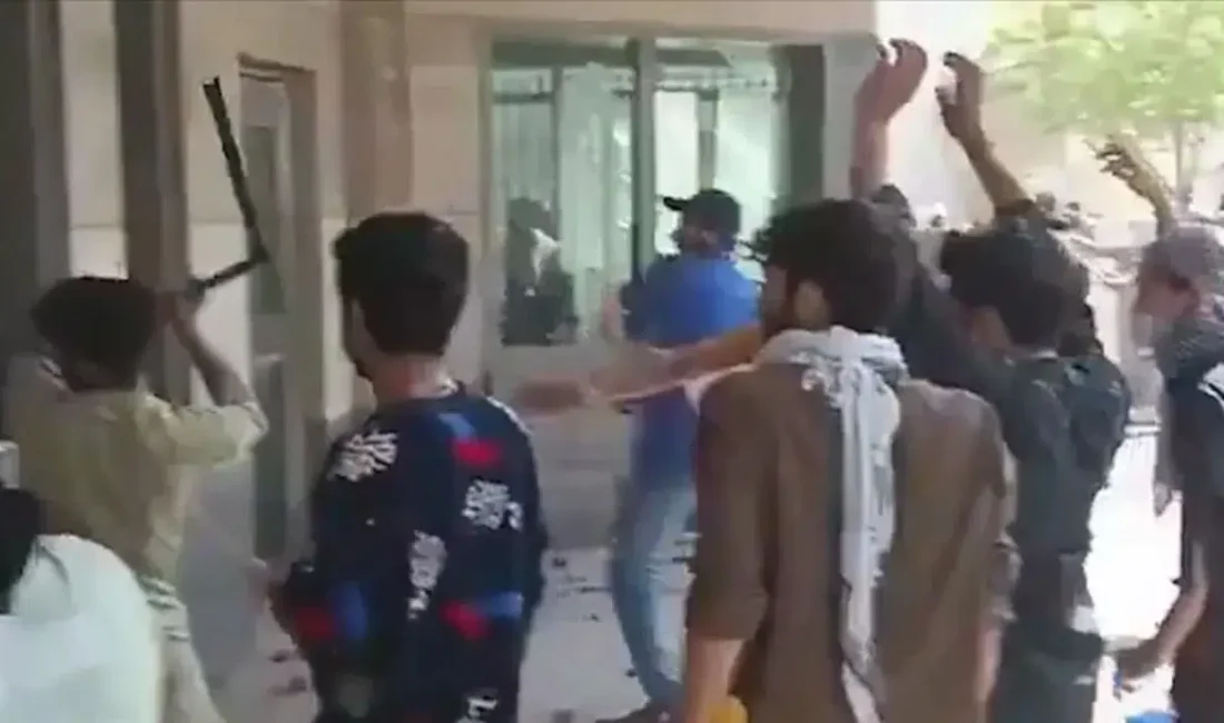 Pakistan’ın Karaçi kentinde İran saldırılarını protesto etmek amacıyla sokağa dökülen