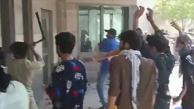 Pakistan’ın Karaçi kentinde İran saldırılarını protesto etmek amacıyla sokağa dökülen