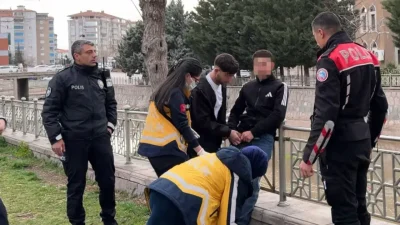 Aksaray’da bir parkta akranlar arasında çıkan tartışma kısa sürede büyüyerek