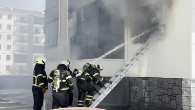 Aksaray’da 6 katlı bir binanın birinci katında prizde unutulan şarj