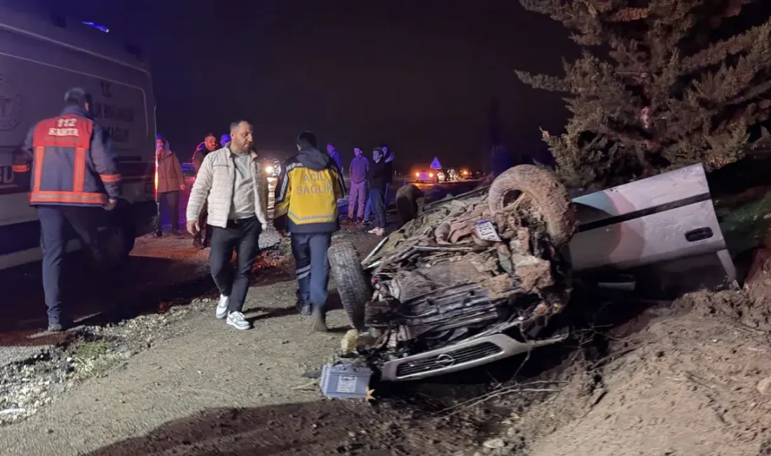 Adıyaman’ın Kahta ilçesinde seyir halindeki bir otomobilin kontrolden çıkarak devrilmesi