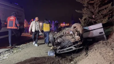 Adıyaman’ın Kahta ilçesinde seyir halindeki bir otomobilin kontrolden çıkarak devrilmesi