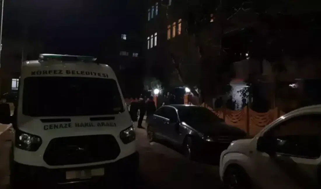 Kocaeli’nin Körfez ilçesinde annesiyle birlikte yaşadığı dairede boğazından bıçaklanmış halde