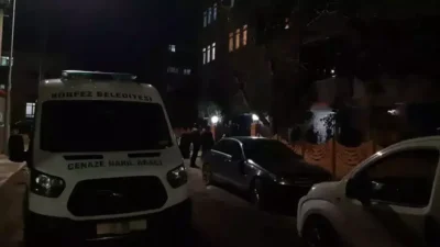 Kocaeli’nin Körfez ilçesinde annesiyle birlikte yaşadığı evde boğazından bıçaklanmış halde