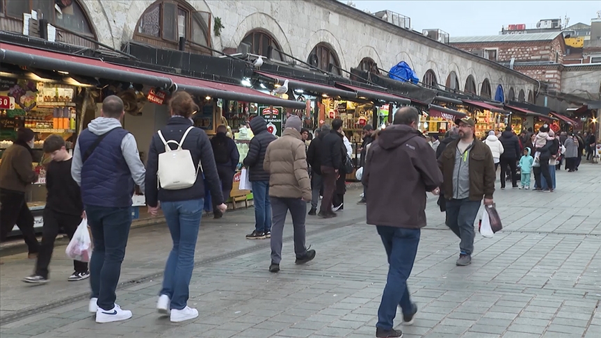İstanbul’un kalbi Eminönü’nde Ramazan Bayramı öncesi tarihi bir yoğunluk yaşanırken,