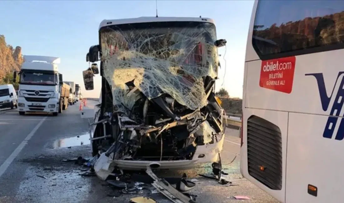 Aydın’ın Nazilli ilçesinde yolcu otobüsü ile otomobilin kafa kafaya çarpışması