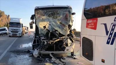 Aydın’ın Nazilli ilçesinde yolcu otobüsü ile otomobilin kafa kafaya çarpışması