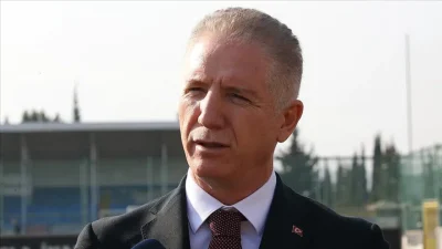 İstanbul Valisi Davut Gül, Fatih’te doğal gaz patlaması sonucunda yerle