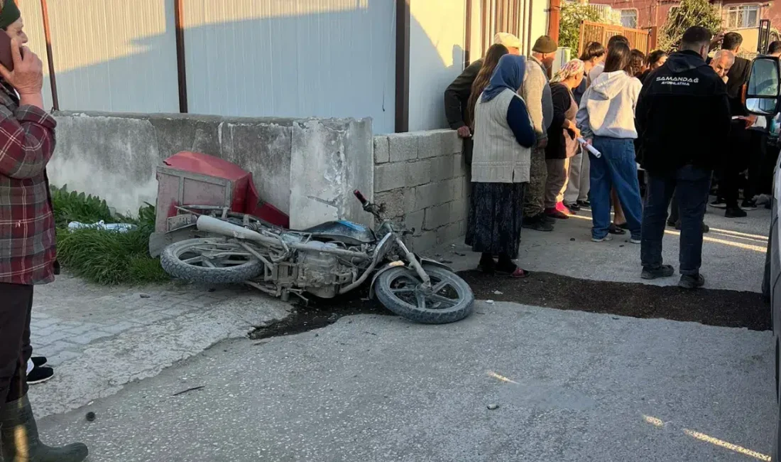Hatay’ın Samandağ ilçesinde meydana gelen trafik kazasında otomobil ile motosiklet