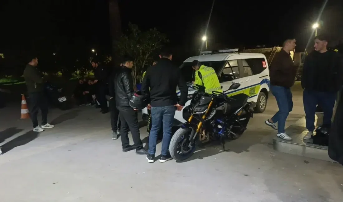 Antalya’nın Manavgat ilçesinde trafik ekiplerinin denetimine takılan plakasız ve abartı