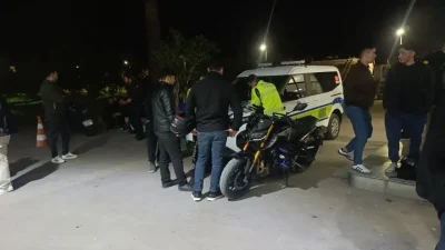 Antalya’nın Manavgat ilçesinde trafik ekiplerinin denetimine takılan plakasız ve abartı