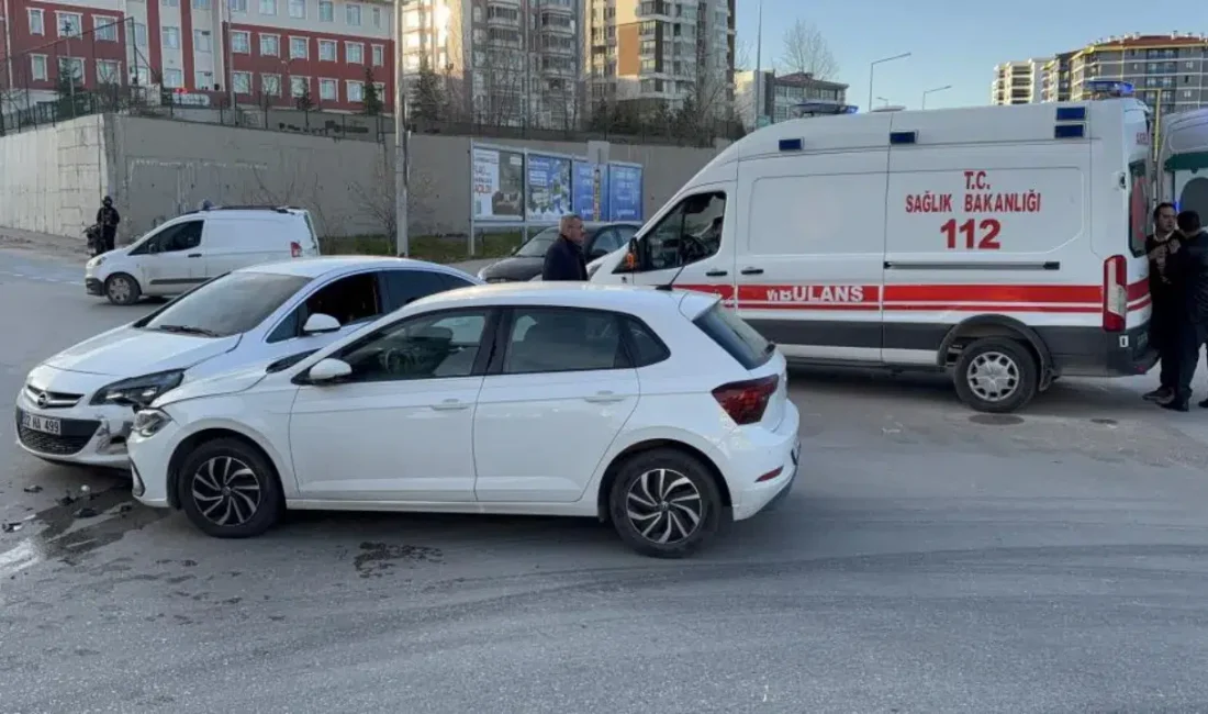 Edirne’de iki otomobilin karıştığı şiddetli çarpışma sonucu bölgeye çok sayıda