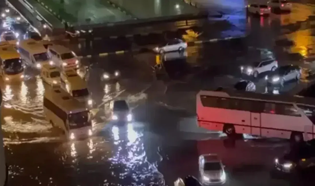 Hatay’ın İskenderun ilçesinde akşam saatlerinde etkisini artıran sağanak yağış cadde