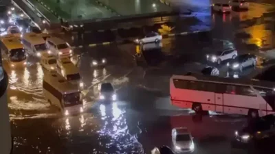 Hatay’ın İskenderun ilçesinde akşam saatlerinde etkisini artıran sağanak yağış cadde