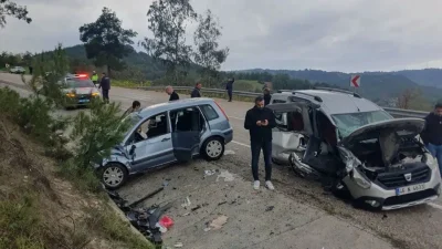 Osmaniye’de bir otomobil ile hafif ticari aracın kafa kafaya çarpışması