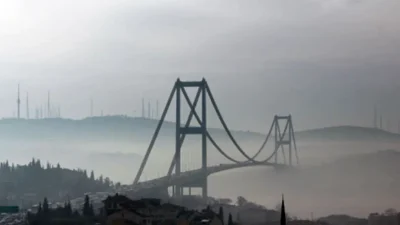Ramazan Bayramı’nın son gününde İstanbullular güne yoğun bir sis tabakasıyla