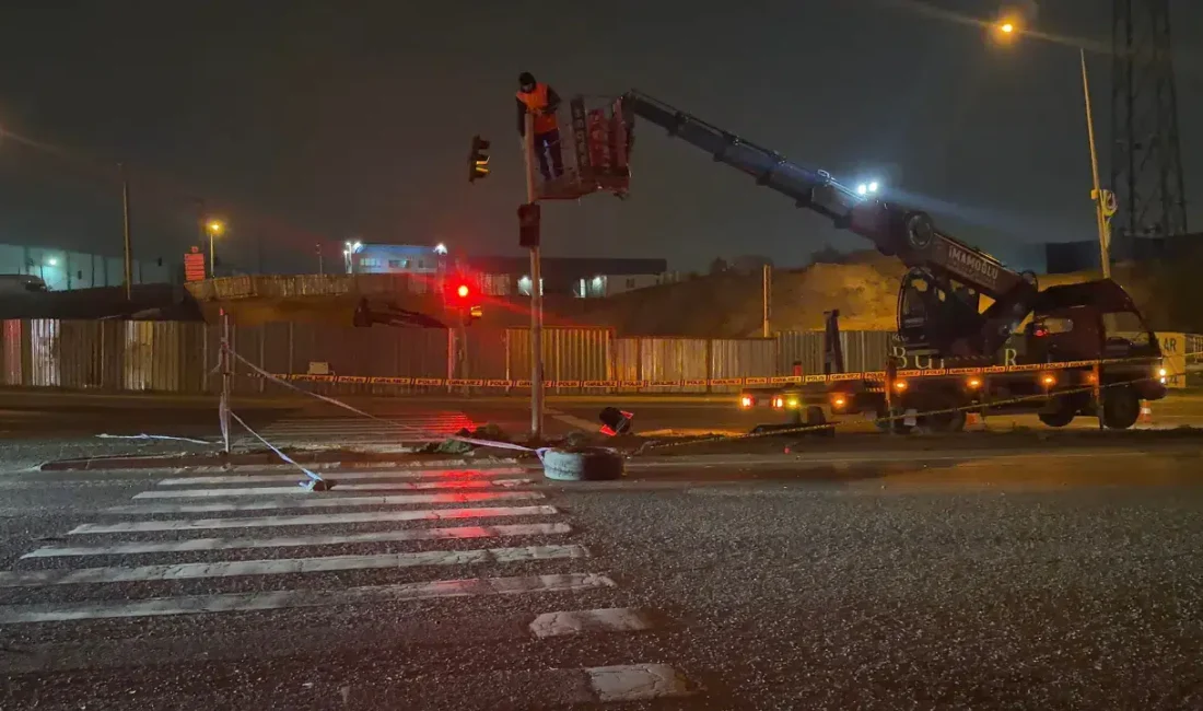 Kocaeli’nin Çayırova ilçesinde sabah saatlerinde işçi servisi ile bir otomobilin