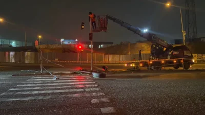 Kocaeli’nin Çayırova ilçesinde sabah saatlerinde işçi servisi ile bir otomobilin