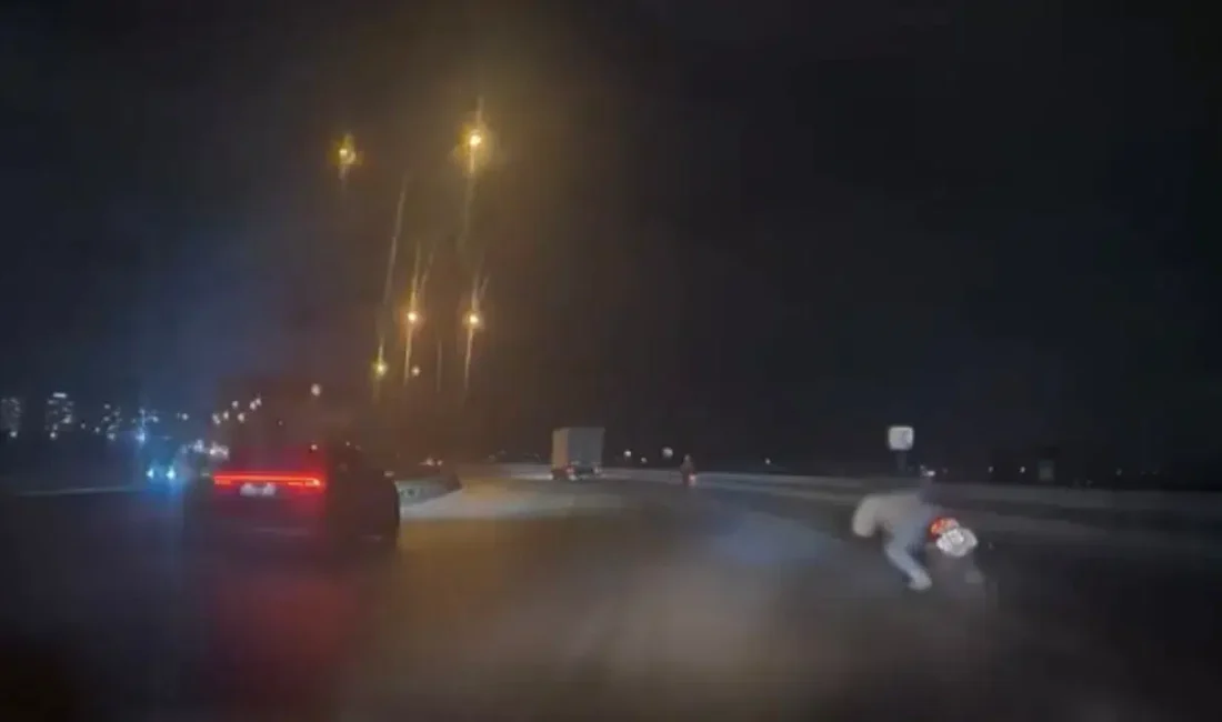 Bursa’nın Osmangazi ilçesinde kontrolden çıkan motosikletin sürücüsü yola savrularak yaralandı.