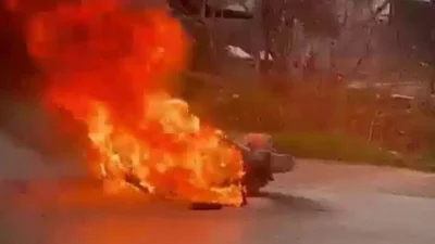 Adıyaman’ın merkezinde seyir halindeyken aniden yanmaya başlayan motosiklet, mahalle sakinlerine