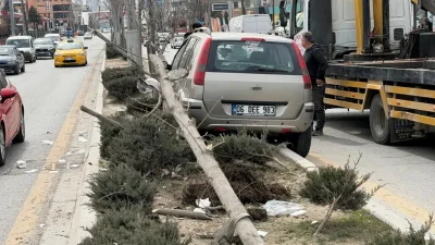 Ankara’nın Sincan ilçesinde seyir halindeki bir otomobilin kontrolden çıkarak yayalara