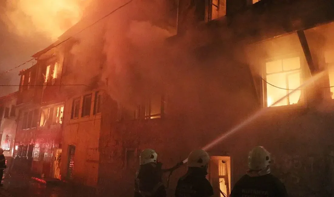 Ataşehir’de bir binanın birinci katında yükselen alevler büyük bir paniğe