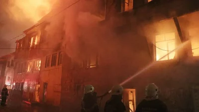 Ataşehir’de bir binanın birinci katında yükselen alevler büyük bir paniğe