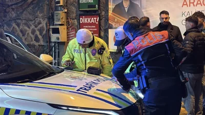 Erzurum sokaklarında polisin “dur” ihtarına uymayarak kaçmaya çalışan motosiklet sürücüsü,