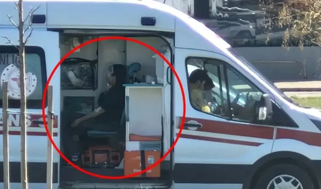 Diyarbakır’ın Kayapınar ilçesinde parkta vakit geçiren iki kız çocuğunun eğlencesi